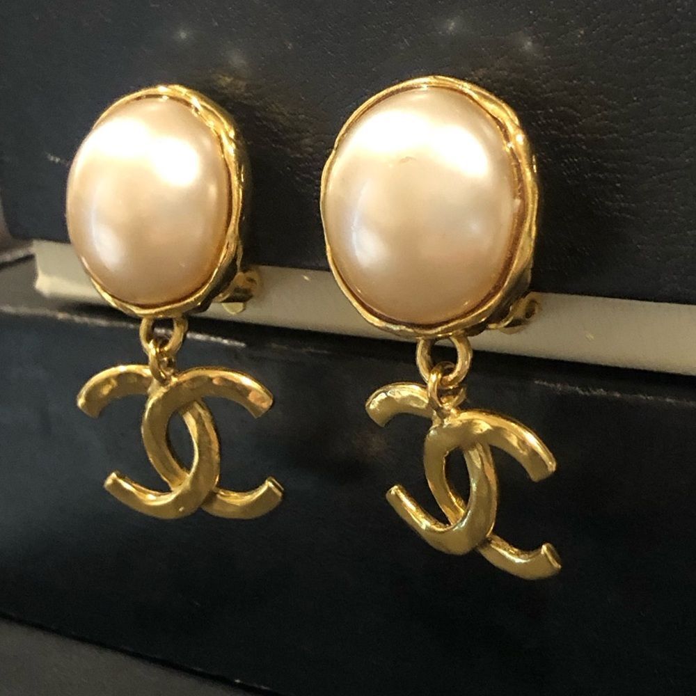 CHANEL COCO Mark Pearl Swing Earrings 95P Engraved w/ Box 24k Gold Plated - Picture 3 of 17